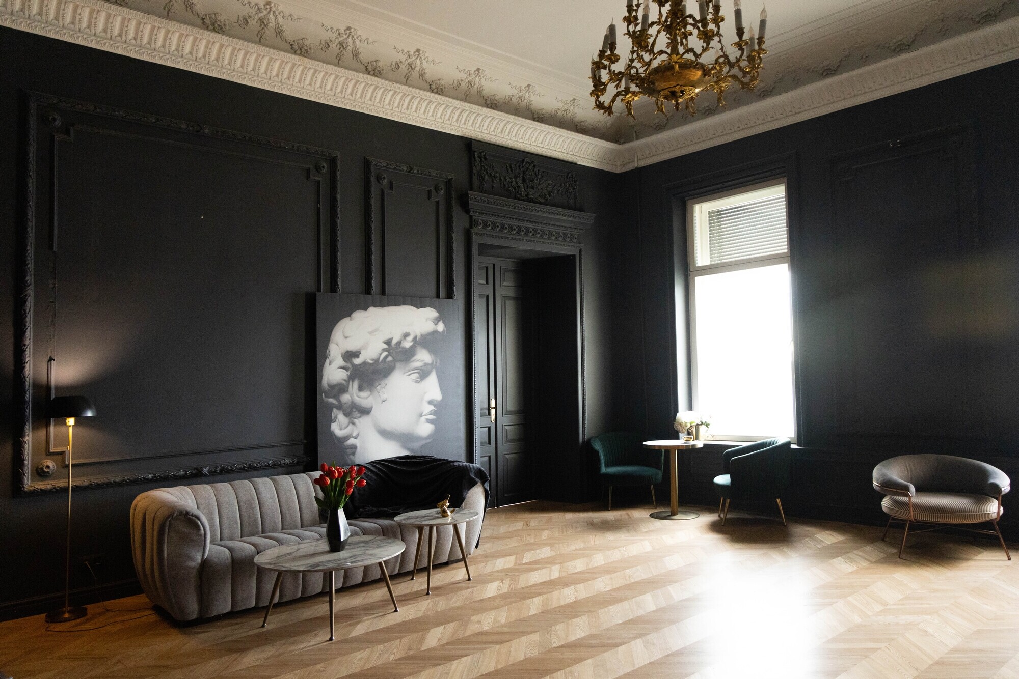 СЕРАЯ КОМНАТА