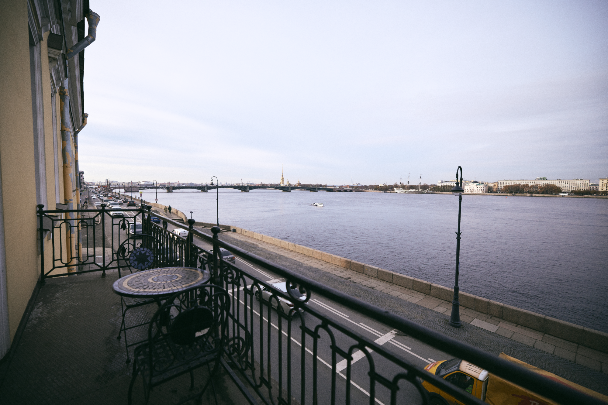 BALCONY ROOM